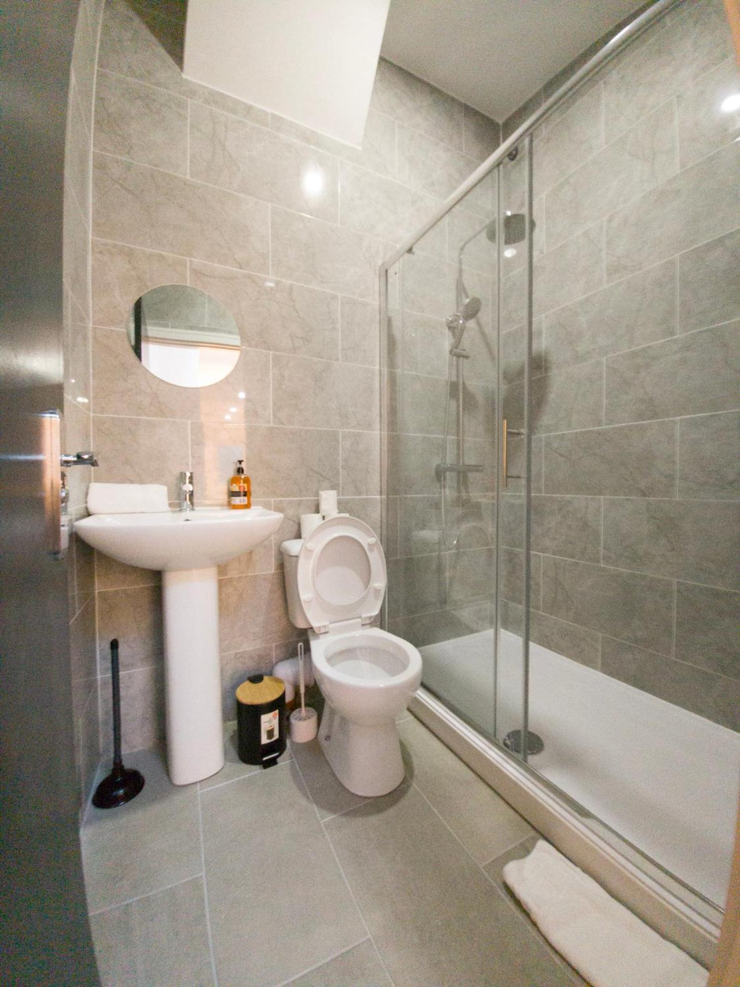 Plenty Of Parking Available; 3 Bedroom Apartment By Property Promise Κάρντιφ Εξωτερικό φωτογραφία