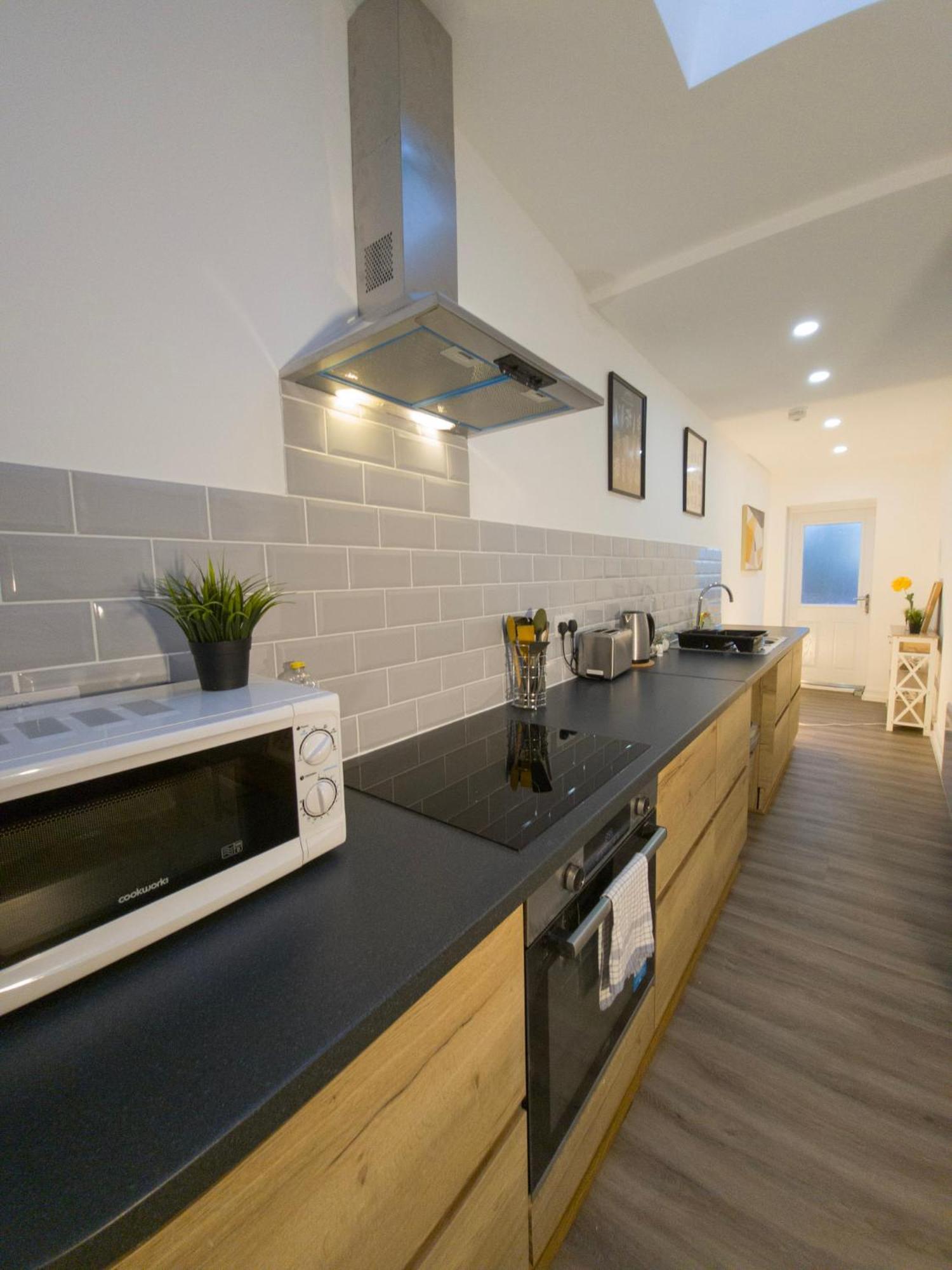 Plenty Of Parking Available; 3 Bedroom Apartment By Property Promise Κάρντιφ Εξωτερικό φωτογραφία